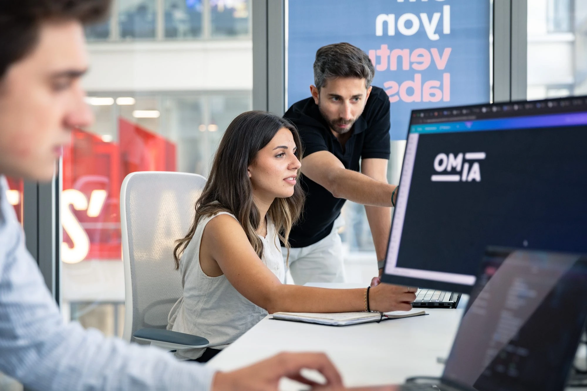 L'équipe OMIA au travail dans ses bureaux à Lyon